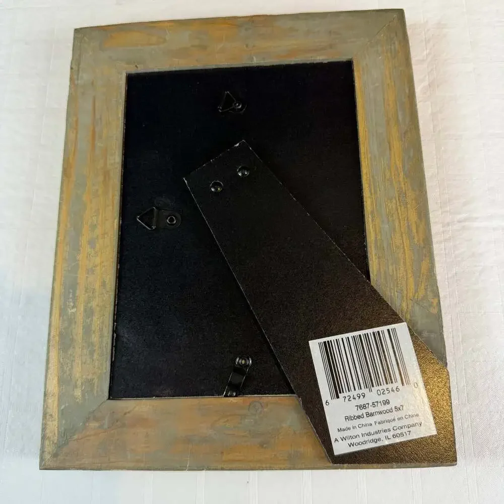 Wilton Industries Ribbed Barnwood Frame 5x7*